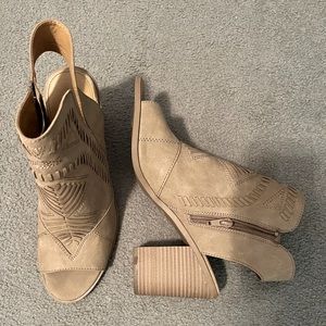 Universal Thread Peep Toe Block Heel